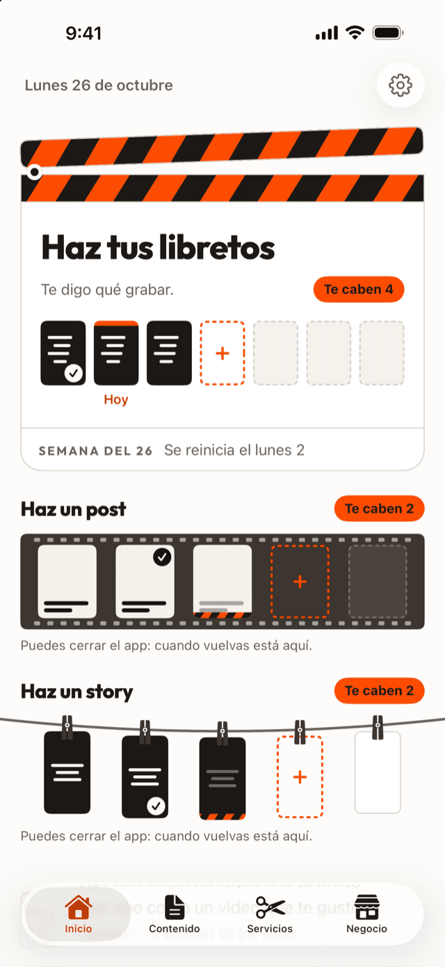 Inicio del app con la semana de libretos de Panadería Tres Hornos: tres libretos, el de hoy marcado, y los huecos para posts y stories.